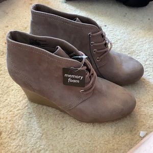 Memory foam boots , size 7.5 , brand new booties.